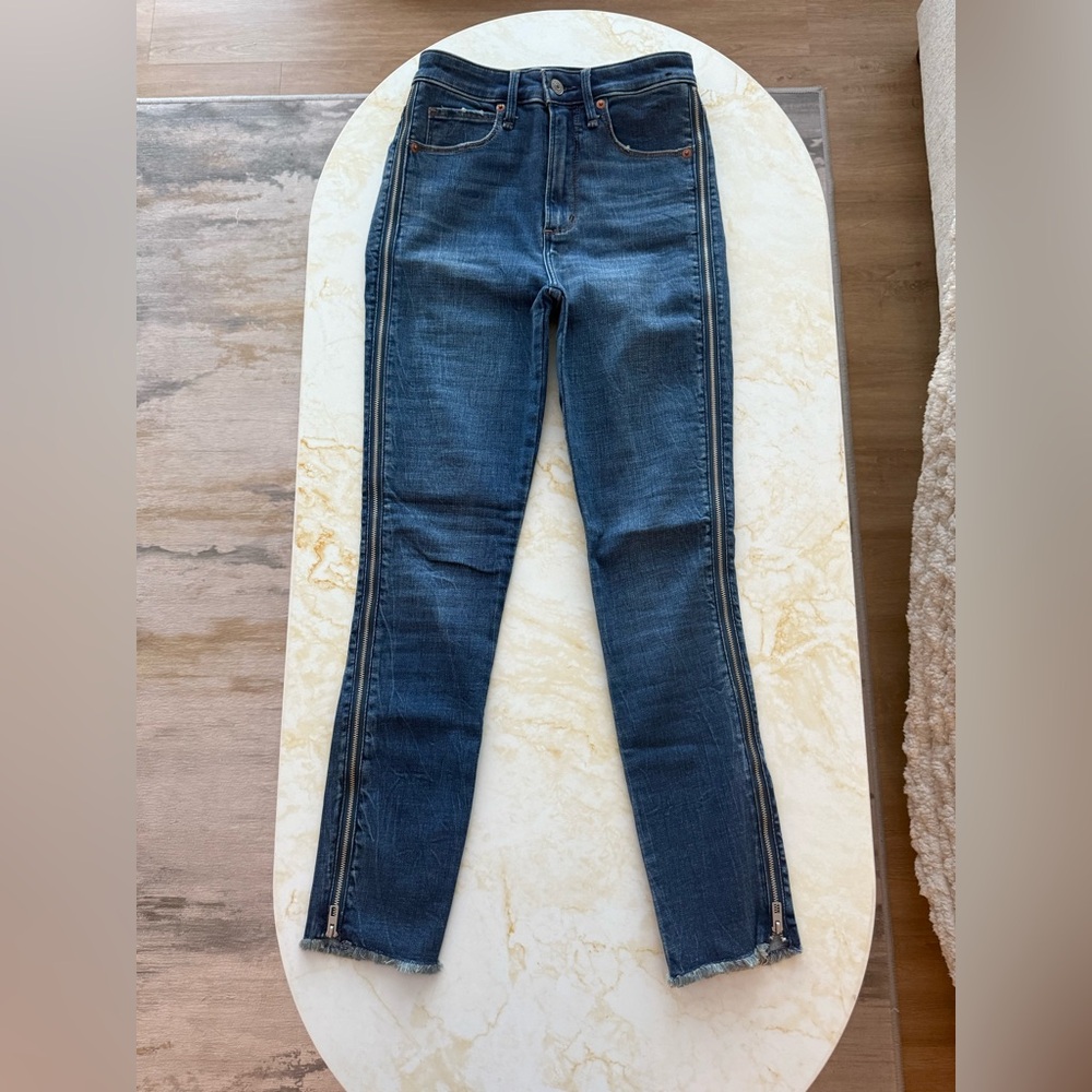 🏷️ 🛍️ Abercrombie High Rise Medium Wash Super Skinny Ankle Jean W/ Zipper 🏷️ 🛍️